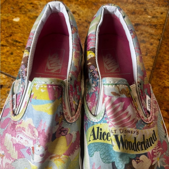 Vans x Disney Alice in Wonderland slides 8.5 Men/10.5 W - Picture 2 of 11